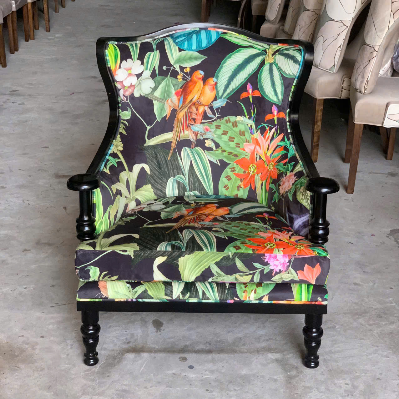 SOFA ĐƠN TÂN CỔ ĐIỂN INDOCHINE BỌC VẢI NHUNG HOA VĂN 3D